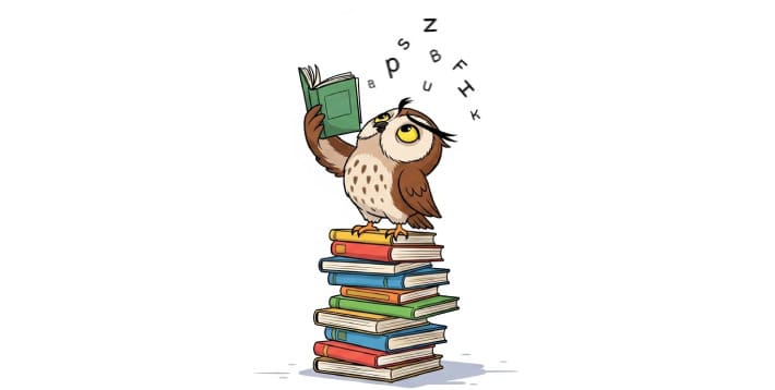 速読で多くの本を読破し、積み上がった本の上で達成感に満ちた表情のフクロウ